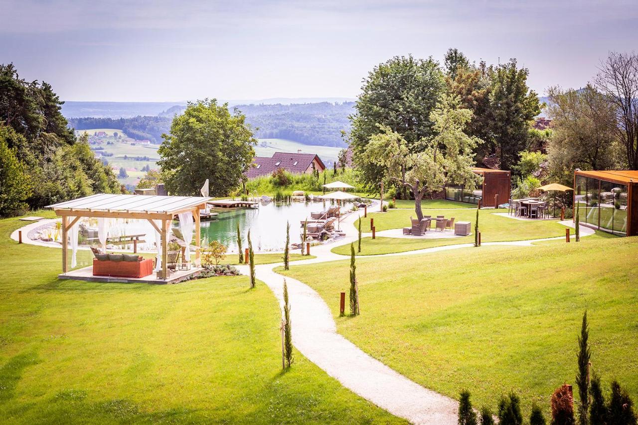 Golden Hill Country Chalets & Suites Waldschach Exterior photo