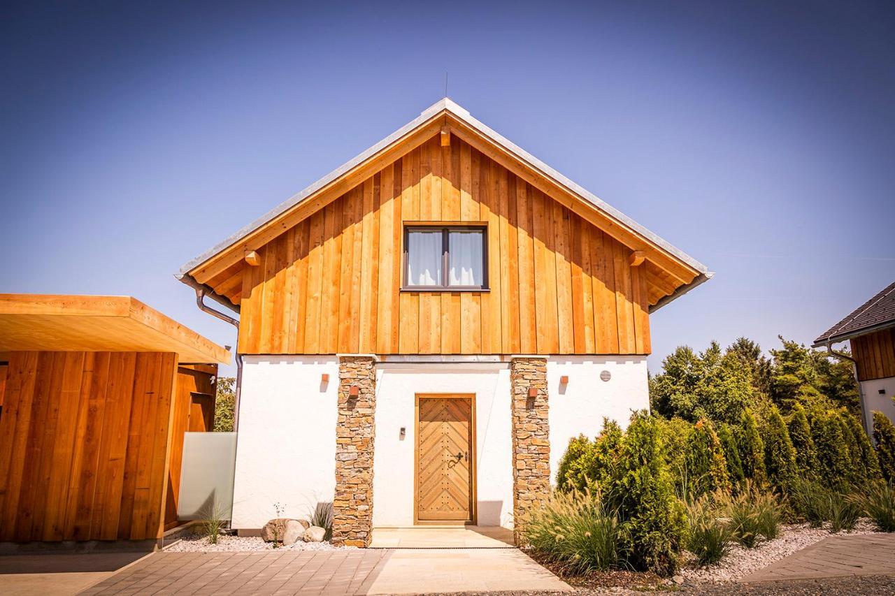 Golden Hill Country Chalets & Suites Waldschach Exterior photo